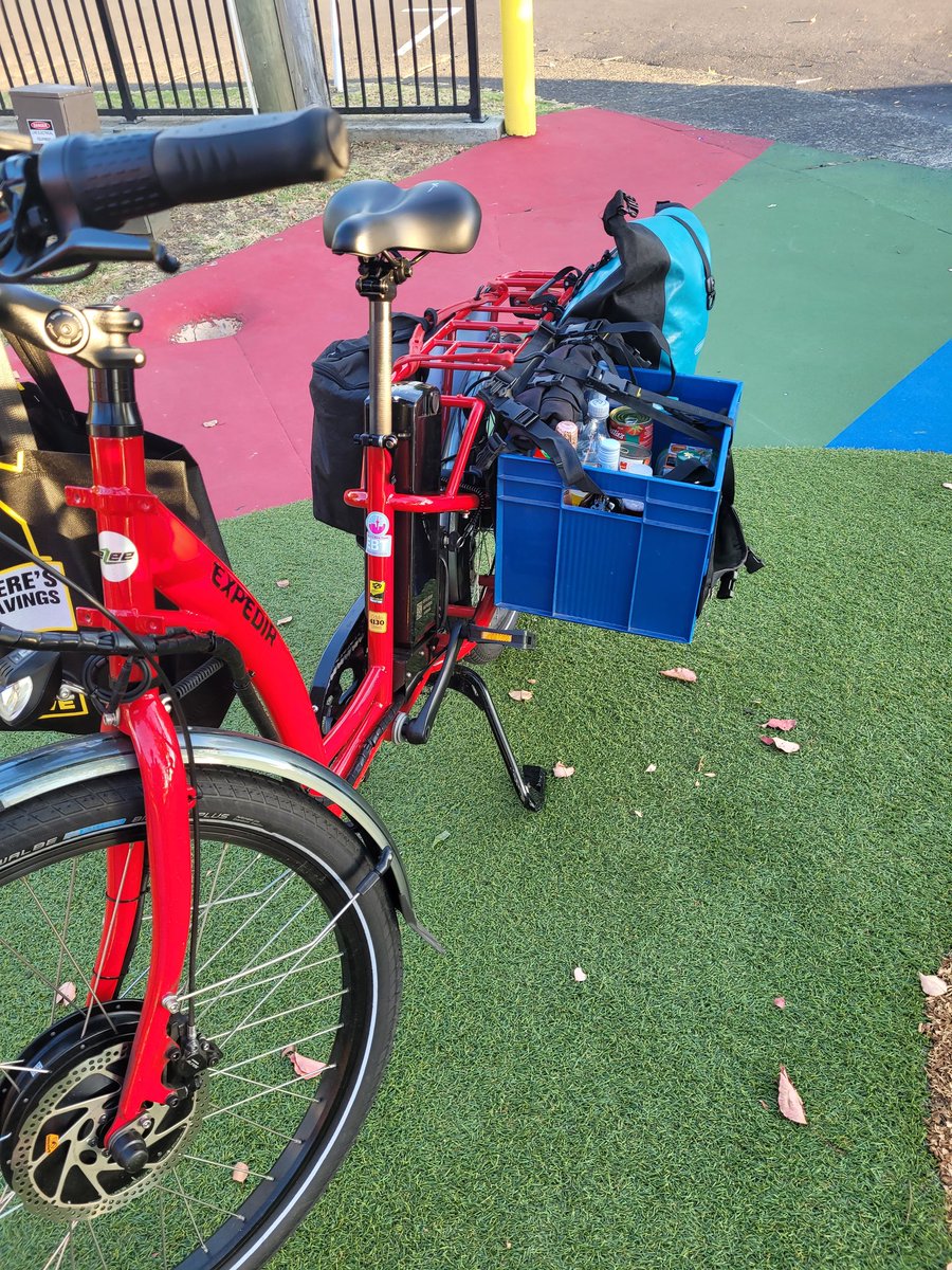 Ka_eke_Pahikara's tweet photo. When you're used to a #Load75 Pic one.. And then go shopping with the perfectly serviceable... But less ummm capable loaner cargo bike. Not ungrateful, just learning new lessons #DadsLife #AklBikeLife https://t.co/hN7WJTWM5d