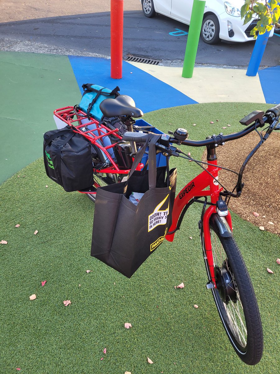 Ka_eke_Pahikara's tweet photo. When you're used to a #Load75 Pic one.. And then go shopping with the perfectly serviceable... But less ummm capable loaner cargo bike. Not ungrateful, just learning new lessons #DadsLife #AklBikeLife https://t.co/hN7WJTWM5d