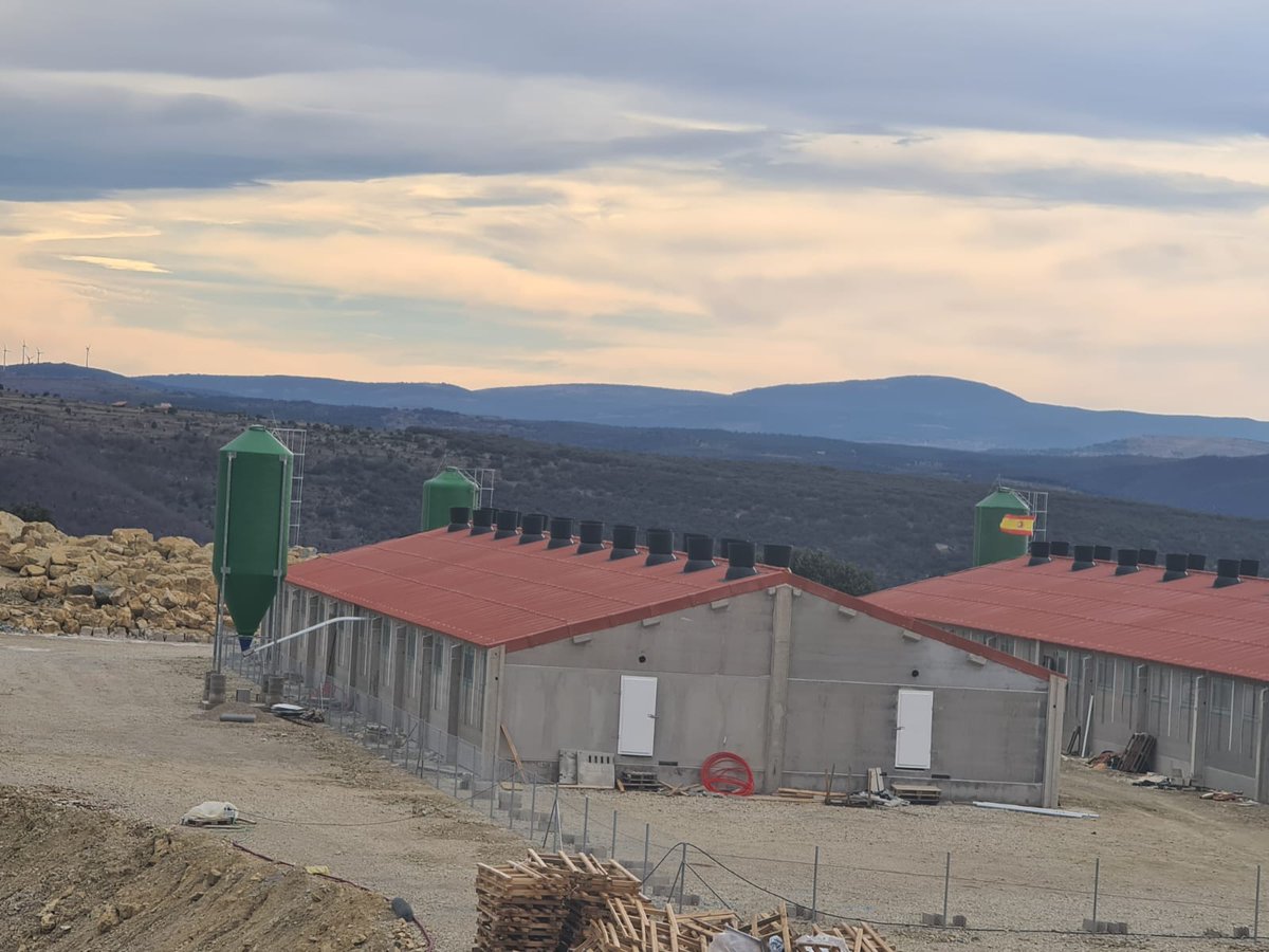 Macoga's tweet photo. ✅✅Finalizamos obra en Morella (Castellón)🙌🙌

Sistemas de alimentación para 2 naves divididas en 2 y 3 módulos, montaje de chimeneas, calefacción, cazoletas ... nuestro cliente ha quedado la mar de satisfecho!!!

Entra en https://t.co/wNwkM6jt40 👌🏼 https://t.co/utvWbNGaXf