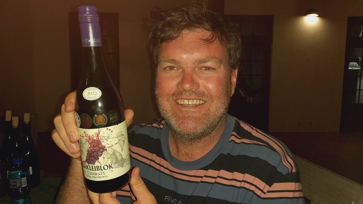 Really enjoyed this old bushvine Cinsault from #WelbedachtWineEstate whose GM Tiaan Burger pictured. From 32-year old vines on decomposed granite in the Groenberg ward nr Wellington. Seductive red fruit, silky tannins, 12% abv. Available @SportingWine in UK. Hats off @skalabrak