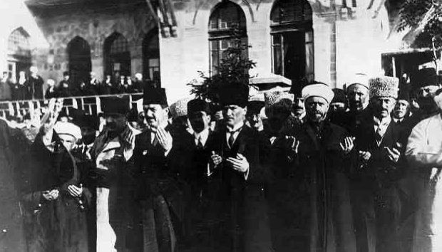 izmirsokakta's tweet photo. @tsumut71 Müslümanlar Hz. Muhammed'ten soğusun diye sahte hadis yazdırtan İngilizler, aynı şekilde Türk toplumu Atatürkü sevmesin diye sahte belgelerle Atatürk'ü din düşmanı göstermeye çalışmıştır. Oysa gittiği yerlerde din hocaları, Atatürk'ü dualar ile karşılamıştır.. https://t.co/tiJQV93yCt