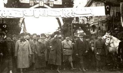izmirsokakta's tweet photo. @tsumut71 Müslümanlar Hz. Muhammed'ten soğusun diye sahte hadis yazdırtan İngilizler, aynı şekilde Türk toplumu Atatürkü sevmesin diye sahte belgelerle Atatürk'ü din düşmanı göstermeye çalışmıştır. Oysa gittiği yerlerde din hocaları, Atatürk'ü dualar ile karşılamıştır.. https://t.co/tiJQV93yCt