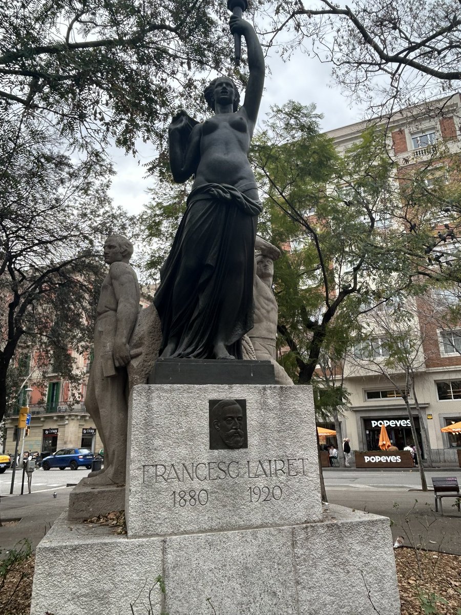 RedTourists's tweet photo. We’re on a short trip to #Barcelona catching a few #RedSites 

Red site #1 Monument a Francesc Layret. Assassinated in 1920 Layret was a left wing republican. The bronze statue of a woman holding a torch in her left hand represents the struggle for republic. 1/

#RedTourists https://t.co/diFE1KEbgx