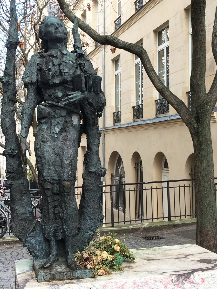 Bonjour. Statue du poète roumain Mihai Eminescu #paris5 ⁦@JCQDSE⁩ ⁦@ParisBiseArt⁩