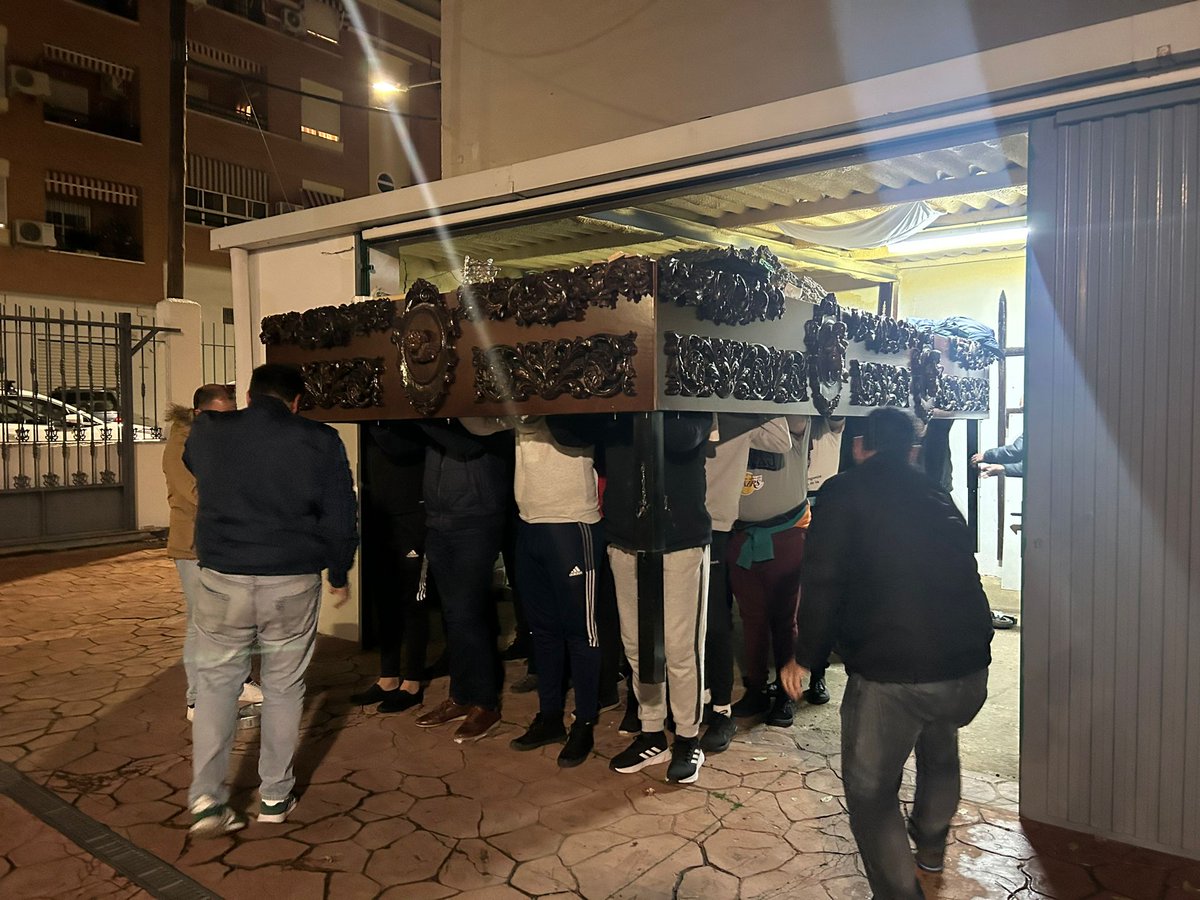 HdadEstacion's tweet photo. Ayer han comenzado los ensayos de costaleros de la Cofradía con el paso del Stmo. Cristo de la Angustia y María Stma. de la Misericordia, dirigido por Juan Alberto Moreno, y Jorge Flores. https://t.co/l6Mn4yvG28