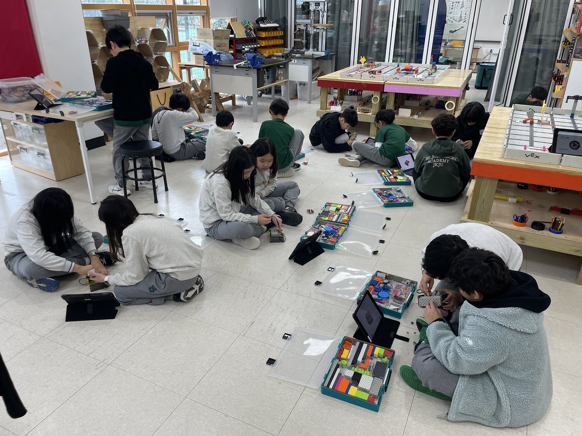 davidmrive's tweet photo. @SJA_Jeju Well done! My G4 kids love Vex-Go robotics too 🙌🏻 https://t.co/TejVWATLeM