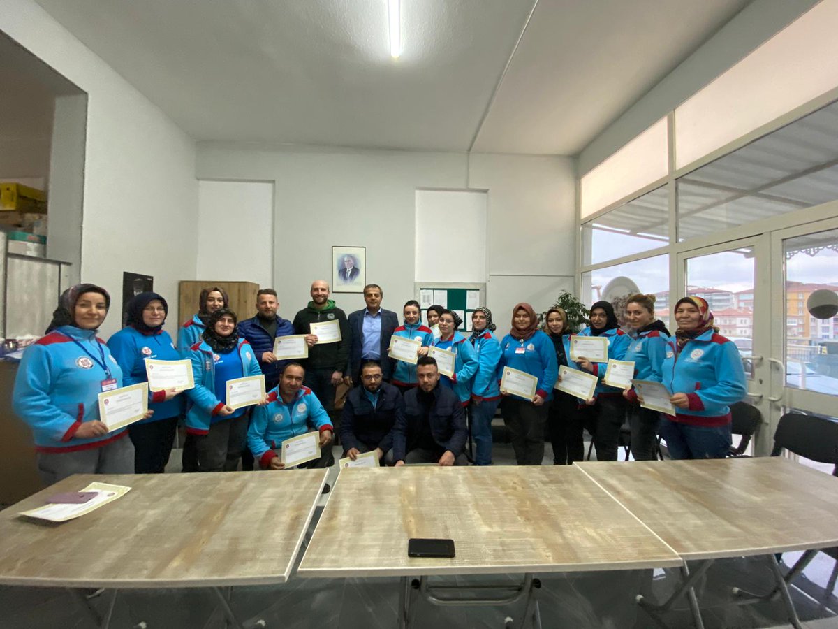 Görevlerini ifa ederken göstermiş oldukları olağanüstü gayret ve başarıları nedeniyle Vefa Personellerimize Sayın Niğde Valimiz <a href="/celikcahit/">Cahit Çelik</a> adına Sayın Vakıf Müdürümüz <a href="/abuzerceylan681/">abuzerceylan68@hotmail.com</a> tarafından Teşekkür Belgesi takdim edilmiştir. 
#MilliVefaProgramı
#NiğdeSYDV
<a href="/NigdeValiligi/">T.C. Niğde Valiliği</a>