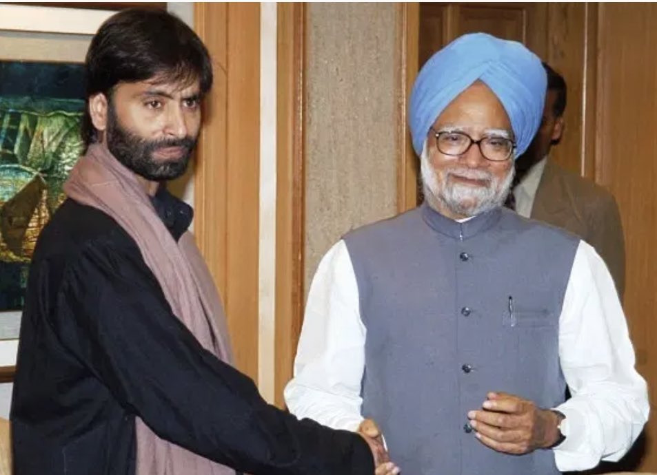 Vinodyadav7_'s tweet photo. एक वक्त था जब भारत के प्रधानमंत्री आतंकवादियों से मिलते थे

उनकी बात सुनते और उस हिसाब से काम करते थे.

#BharatVsGhamandiyaAlliance 
#EkBaarPhirSeModiSarkar https://t.co/luC2BWMXMO
