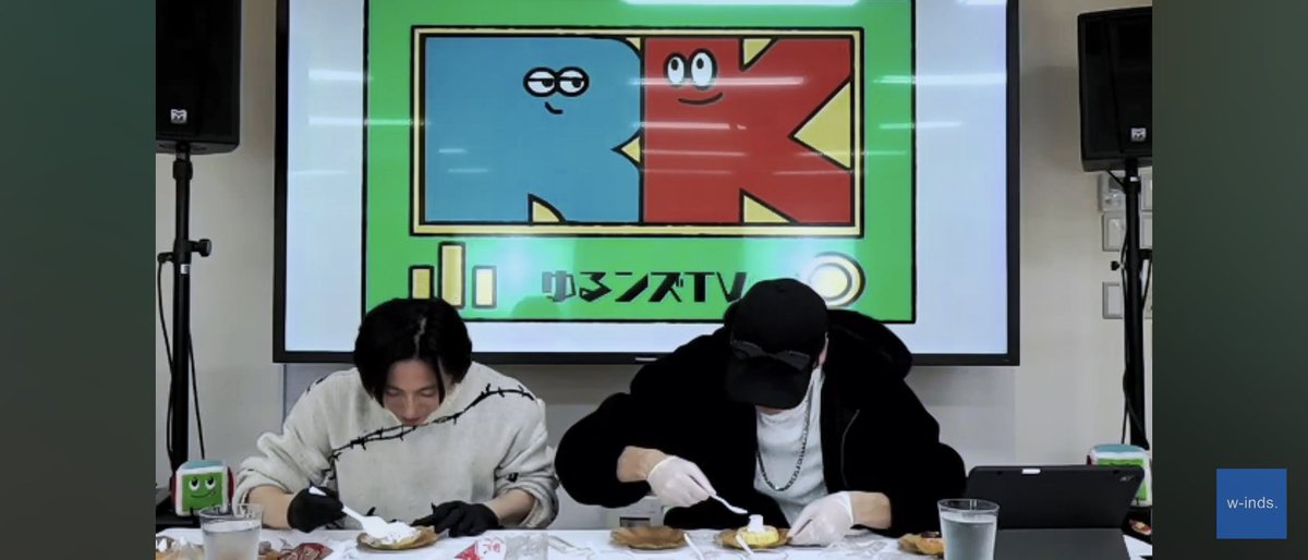 SSHQQ0jDVCZI0NI's tweet photo. ゆるンズTVアーカイブやっと見れたー💙❤
なんともシュールなケーキデコ姿に癒されました✨
作品もかわいい🎂コメント覗くタイミングもお二人ぴったりなのも好き😍
FCLTグッズ、アクスタあるのね🙌他の発表お待ちしております🎶
#w_inds
#ゆるンズTV
#FCLT https://t.co/s4KkeTQxgL
