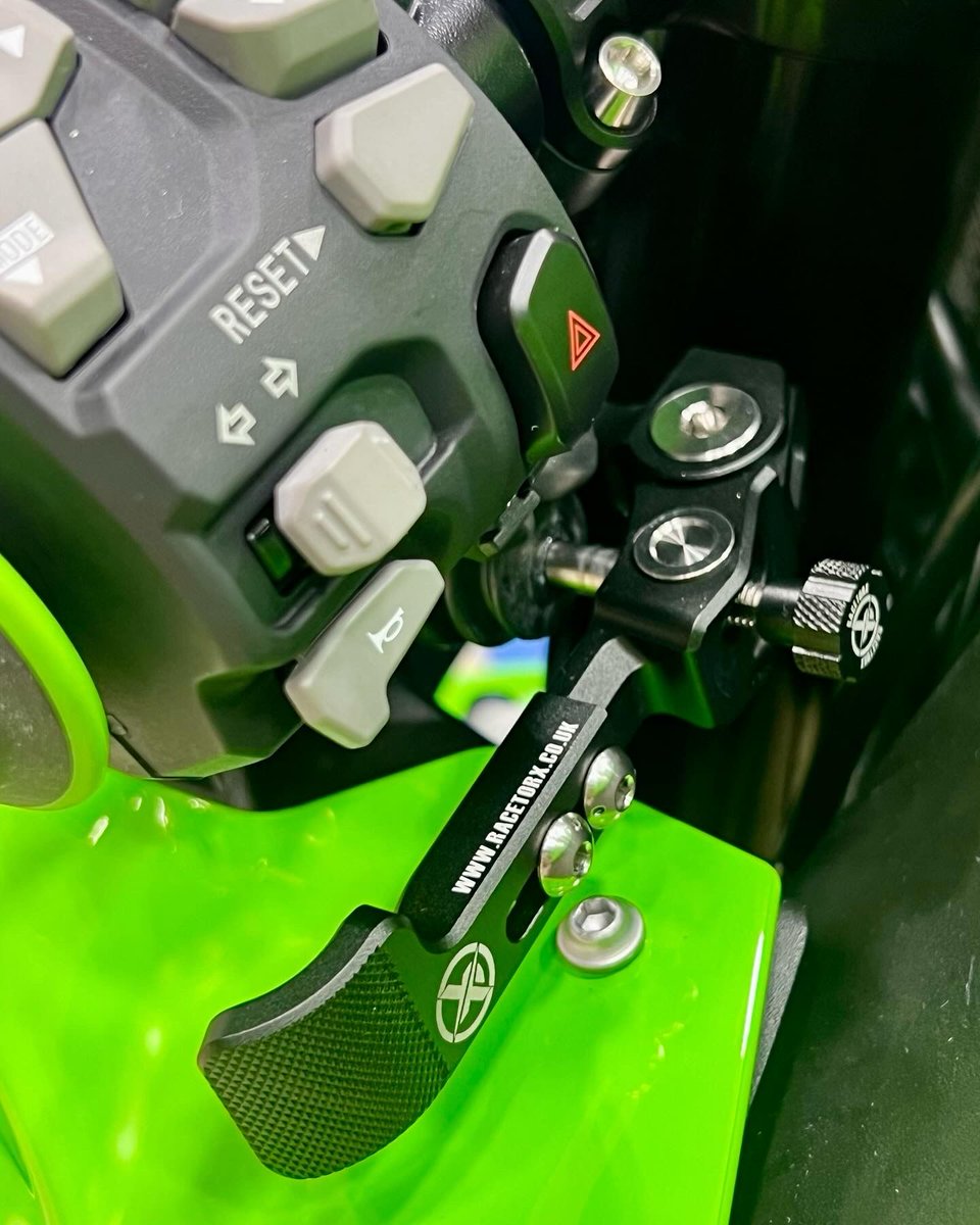 RaceTorx's tweet photo. Our thumb brakes are compatible even with large road switchgear, ensuring a perfect fit every time. In certain cases, the clip-ons may require upgrading on certain models to accommodate more space. #thumbbrake #thumbrake #brake #brakes #control photos from @edrperformance https://t.co/QjfqGcYZaO