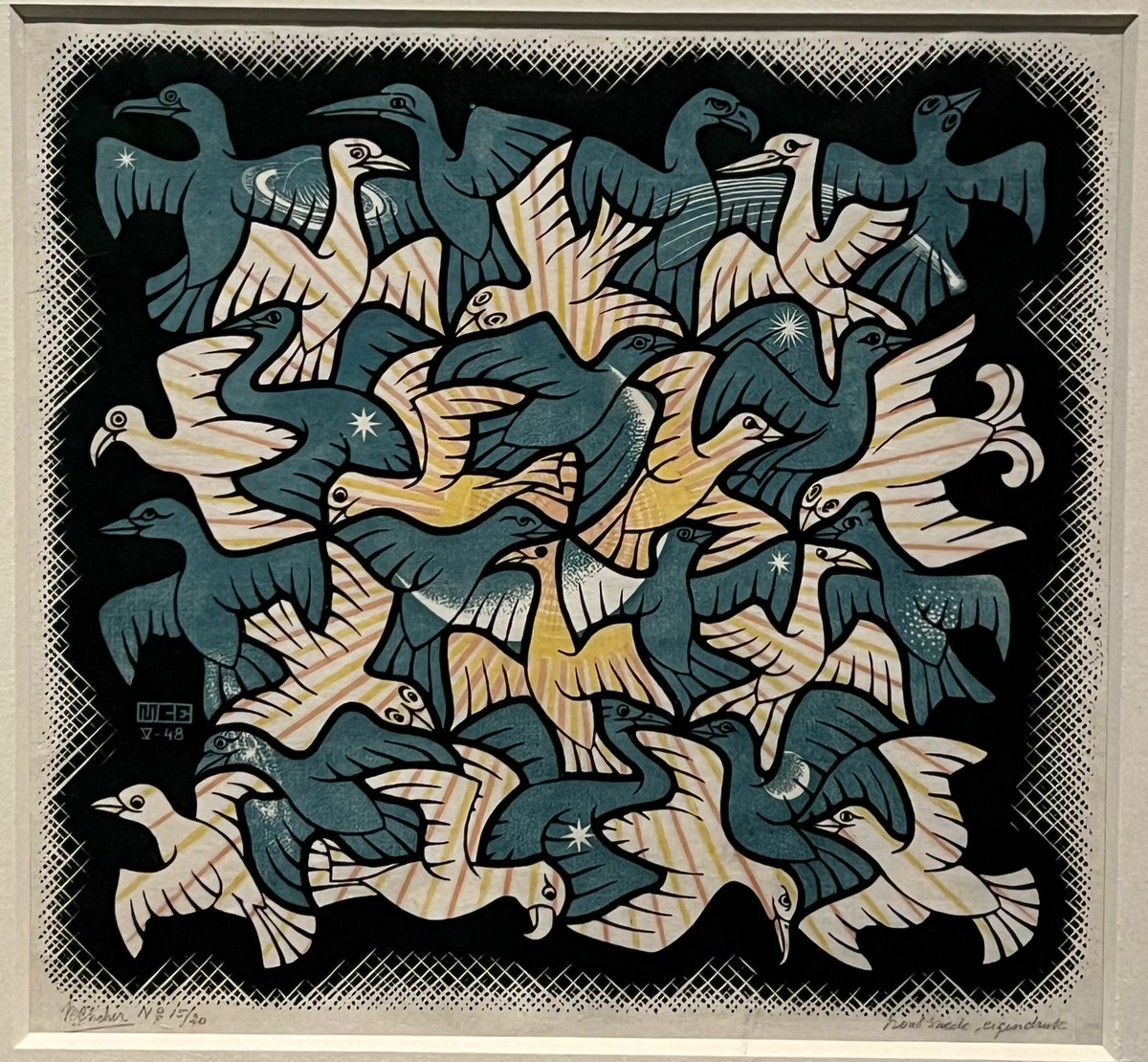 佐川美術館で開催中のエッシャー展に行きました。

数学的な音楽ならバッハだけど、数学的な美術ならエッシャー。

気持ち悪い絵描く人の印象でしたが、見応えのある展示で印象が変わり、めちゃ天才✨と思いました。

こんな独創的で美しい平面充填ある⁉️

見に行ってよかったです。

#エッシャー展