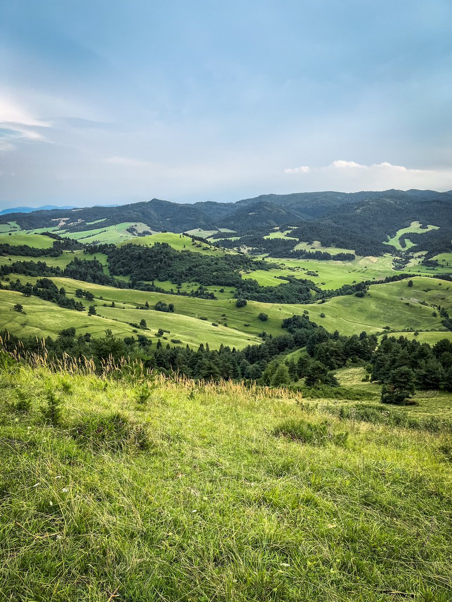 OneStepForward7's tweet image. 🏔️ Poznajecie charakterystyczną ławeczkę i widoki z tego jakże wspaniałego szczytu? 

#góry #małopolskie #Polska