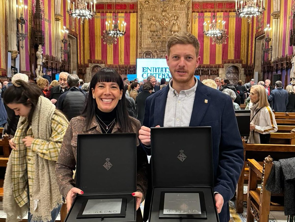 <a href="/LaSalleComtal/">La Salle Comtal</a>  i <a href="/lasallehorta/">La Salle Horta</a>  han rebut la distinció que atorga l’Ajuntament de Barcelona a les entitats centenàries.  Ernest Casaponsa i Marta Martínez, directors dels 2 centres, han recollit les distincions acompanyats de Germans i altres membres de la comunitat educativa