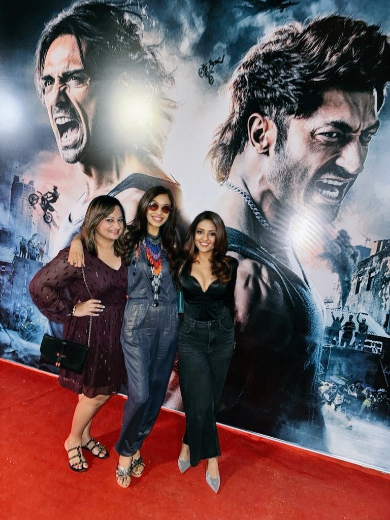 At the premiere of #Crakk last evening with my girl gang. Oof what a thrilling one of a kind film that's ever made on India!!!!
See it only in theatres for the real feel...  <a href="/VidyutJammwal/">Vidyut Jammwal</a> <a href="/rampalarjun/">arjun rampal</a>
<a href="/abbassayyed771/">abbas sayyed</a>