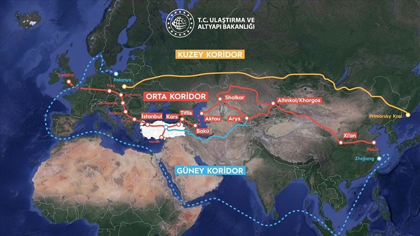 ibrahimkaragul's tweet photo. Türkiye;
Somali ile askeri işbirliği anlaşması yaparak, ülke karasularını 10 yıl boyunca koruma, bu sırada Somali’ye donanma kurma, petrol-doğalgaz kaynaklarını birlikte işletme hakkı aldı.

Türkiye; bir gün sonra benzer bir anlaşmayı Cibuti ile yaptı. Cibuti, Batılı donanmaların istiflendiği, Somali’nin hemen kuzeyinde yer alan, Kızıldeniz’in Okyanusa açıldığı çok stratejik bir ülke.

Türkiye; bu iki anlaşma ile, Akdeniz-Süveyş Kanalı, Kızıldeniz, Bab-ul Mendeb Boğazı-Hint Okyanusu koridorunun en güçlü ülkesi oldu.

Türkiye; tıpkı Libya ile yaptığı gibi, Mısır ile de Deniz Yetki Anlaşması yapmalı. Muhtemelen de bu olacak ve Akdeniz’de bütün hesapları sıfırlanacaktır. İşte bu aşama ile Akdeniz’den Hint Okyanusu’na bir ortak Koridor kurulmuş olacaktır.

Bugün kimlerin donanmasının nerede olduğuna bakmayın. Savaş gemileri bugün orada yarın başka bir yerde olur. Önemli olan “harita” üzerinde kalıcı imzalar atmaktır. Yarını kuracak olan bunlardır.

Şimdi;
Çin’den Türkiye’ye uzanan Orta Koridor.
Türkiye’den Basra Körfezi’ne uzanan Güney Koridoru.
Akdeniz’den Hint Okyanusu’na uzanan Kızıldeniz Koridoru.

Birlikte düşünelim…
21. Yüzyılı kimler şekillendirecek?
Tam bunlar olurken ABD açıklaması; “Afrika’da Türkiye ile birlikte çalışabiliriz.”

Sadece coğrafyayı değil, 
"Kıtaları birleştiren bir Türkiye" hızla öne çıktı!

Boşuna demiyoruz.
21. Yüzyılın Sürprizi Türkiye’dir!