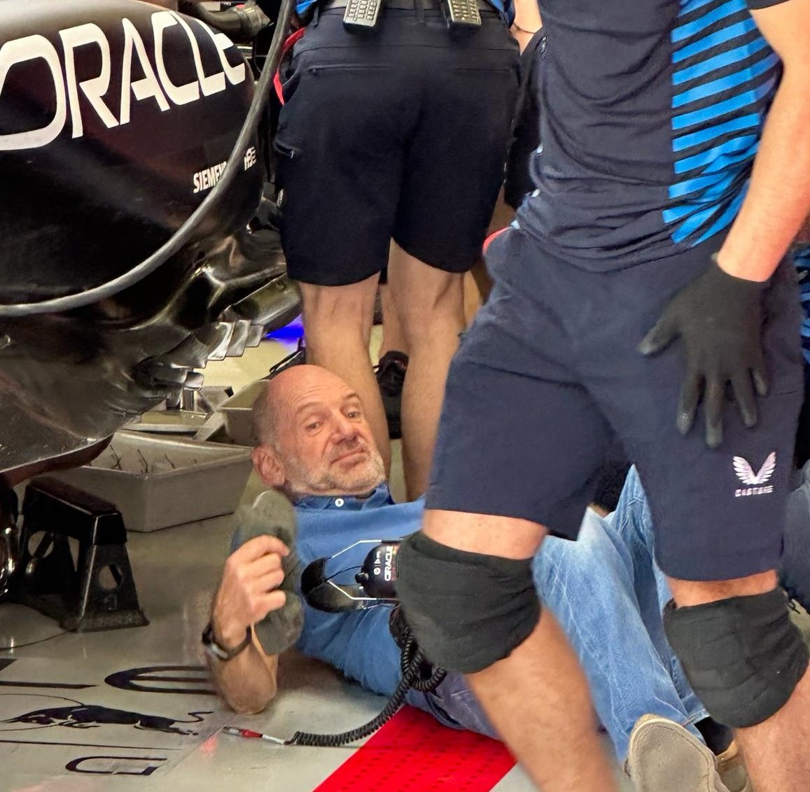 RBR_Daily's tweet photo. Adrian Newey checking the floor for any potential damage 😭😭❤️ https://t.co/8k8jrVWUv2
