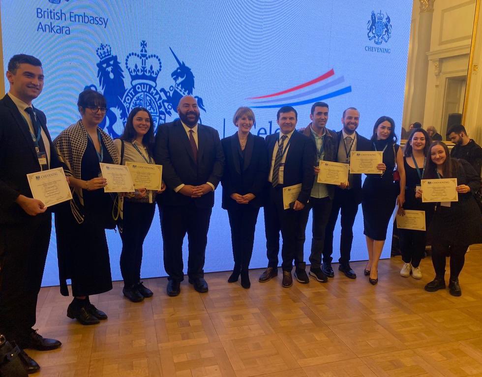 Dün akşam @CheveningFCDO bursiyerlerini ve mezun dostlarımızı İstanbul Başkonsolosluğu’nda ağırlamaktan büyük mutluluk duydum. Chevening programı ülkelerimiz arasında daha yakın ve daha güçlü bağlar geliştirmek için oldukça önemli 🇬🇧🇹🇷 Chevening 40 yaşında! 📚 @TR_Chevening