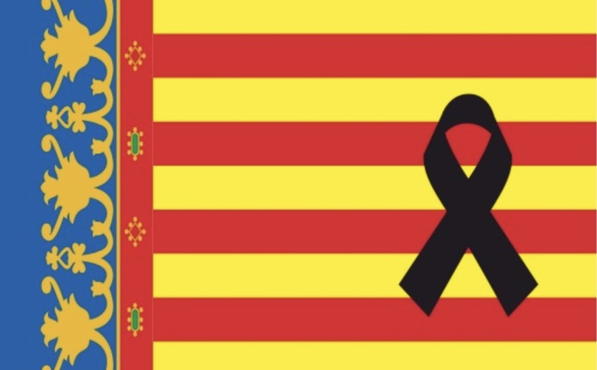 MariaJamardoC's tweet photo. Con Valencia. España entera con vosotros. Todo el amor para las familias de los fallecidos y desaparecidos. El corazón encogido con las imágenes del incendio… https://t.co/5dlajBcB2r