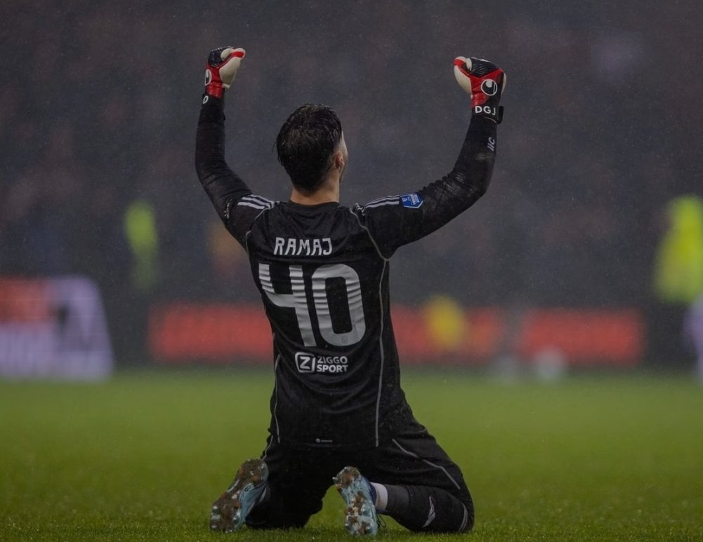 Internationeel's tweet photo. Weten jullie nog dat het Haagse charlatannetje de voorkeur gaf aan Gorter om een politiek statement te maken? #ajax https://t.co/y4ynu56rAH