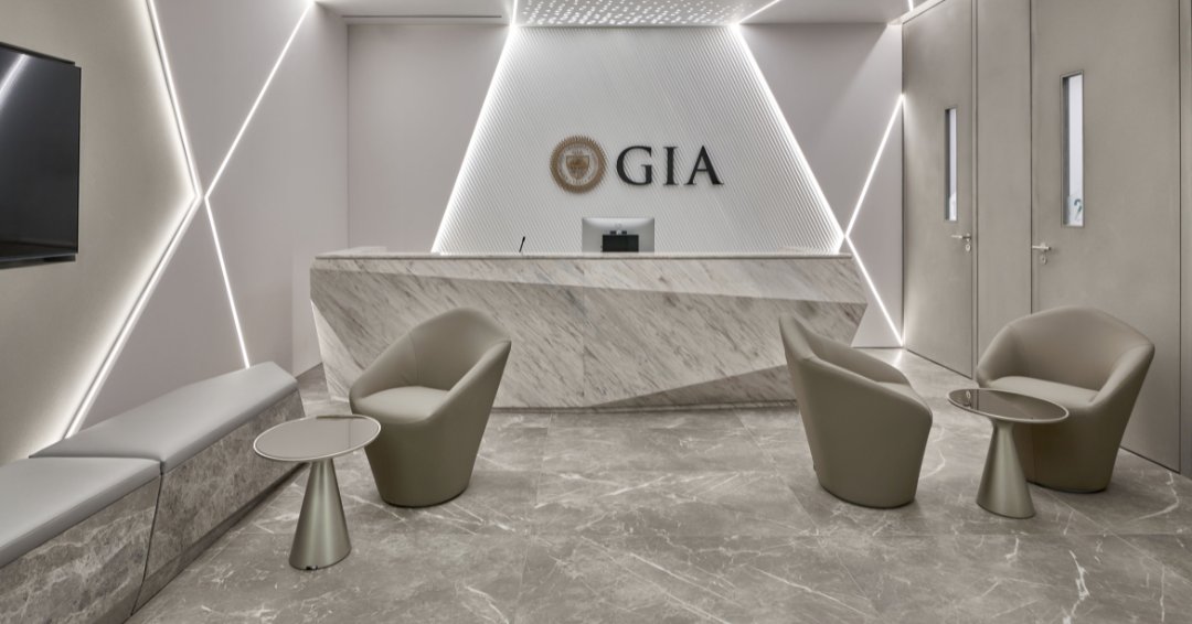 UptownDubai's tweet image. يسعدنا أن نرحب بمعهد الأمريكي لعلوم الأحجار الكريمة، وهو مؤسسة عالمية رائدة في تصنيف الماس، في برج أبتاون! اقرأ المزيد حول الكيفية التي سيدعم فيها المختبر الجديد المتطور صناعة الماس المصقول من قلب منطقة أبتاون دبي