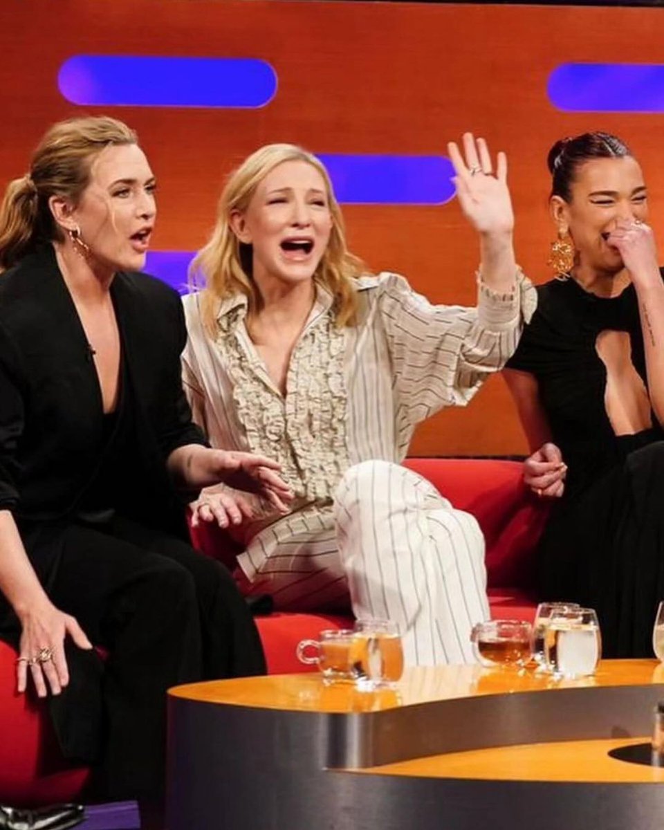 DUALIPA's tweet photo. TONIGHT 22:40pm GMT @TheGNShow on the bloody sofaaaa innit 🍸❤️ https://t.co/EFfDthS51P
