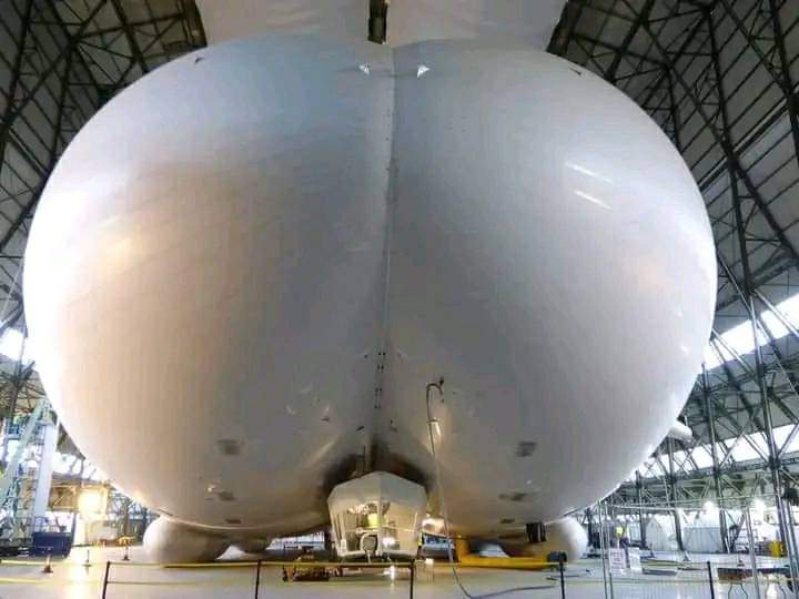 The #Hybrid Air Vehicles Airlander 10, initially known as the HAV 304, a hybrid airship crafted by the British company Hybrid Air Vehicles. This unique aircraft features a helium airship structure along with supplementary wing and tail components.

Abhi bhi yeh padh rahe ho 😂