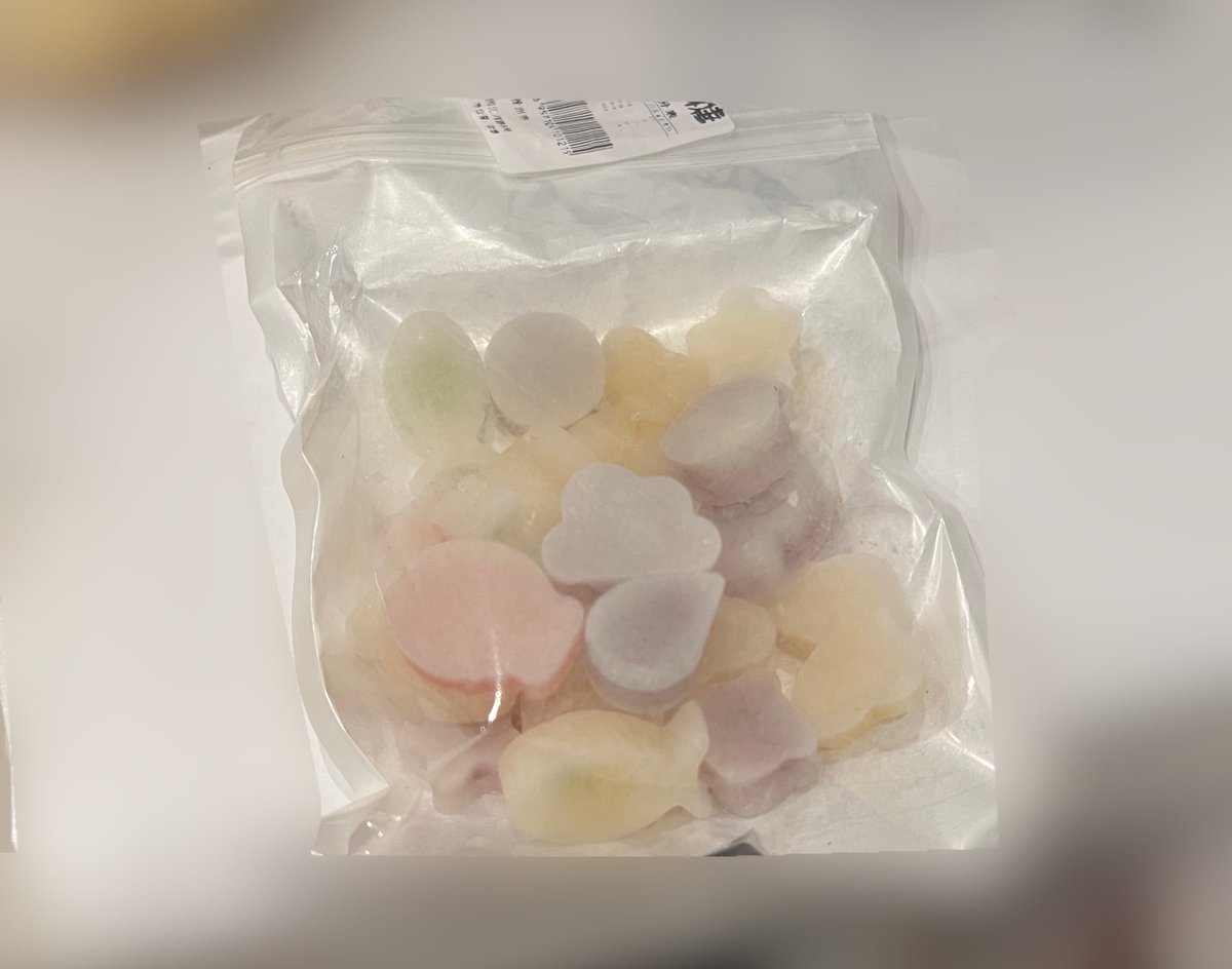 despaircastle's tweet photo. 怪しすぎる手作り菓子を中国から輸入した 食べるの楽しみ🎶🎶🎶だけど腹壊すかも 死 https://t.co/keXWbLywse