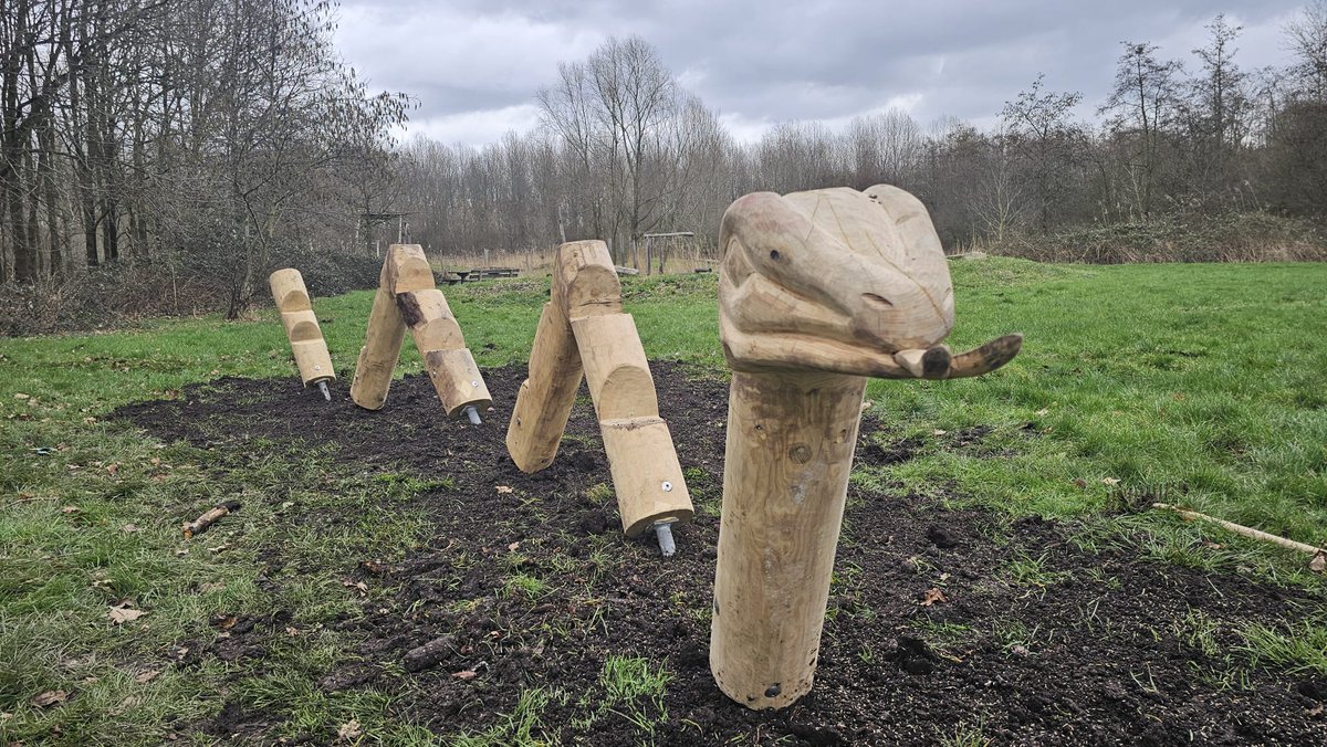 In het #Banjerbossie in het #Diemerbos woont weer een slang. Een opvolger van een slang die in 2011 was geplaatst, maar twee jaar terug is gesaneerd. De slang verwijst naar de in het Diemerbos voorkomende ringslang  🐍💚<a href="/buitenfonds/">Buitenfonds</a> @GemDiemen <a href="/AmsterdamNL/">Gemeente Amsterdam</a> #beheerfondsDiemerbos