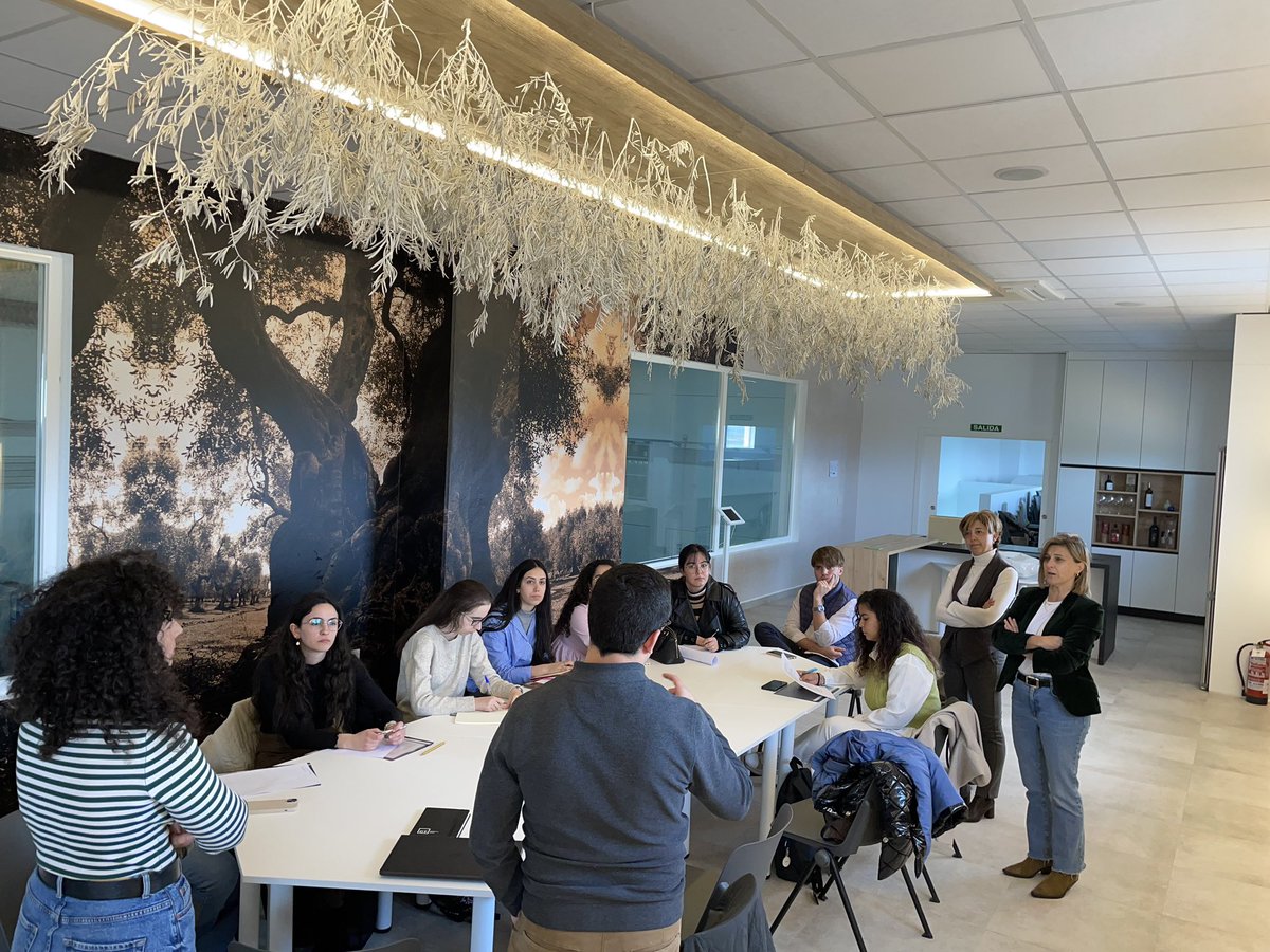 carmen_diazmora's tweet photo. Ayer visitamos con estudiantes del @MNINToledo @uclm_es la cooperativa de 2º grado @MontesNorte. Gracias por su magnífica acogida y explicarnos su modelo de negocio. Parte del alumnado realizará su plan de internacionalización, tutorizado por Conchi Villegas de @Ipex_clm https://t.co/tlv9D1KLoY