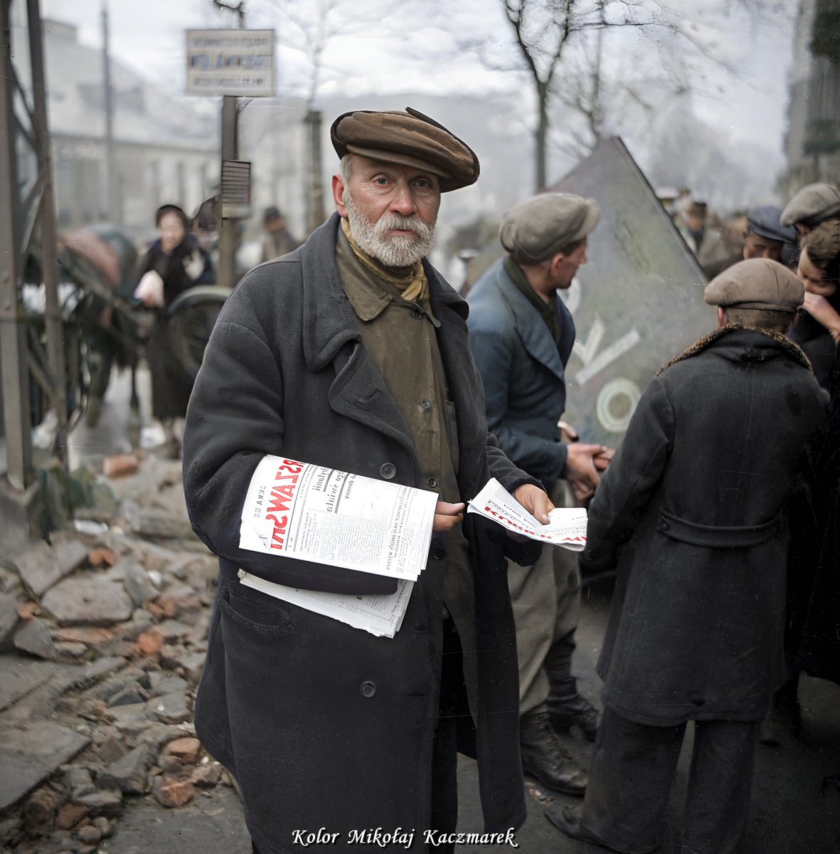 🇵🇱Warszawa, jesień 1939 r.
Starszy mężczyzna sprzedający Kurier Warszawski sfotografowany przez niemieckiego fotografa-żołnierza.

fot. Archiwum Państwowe w Warszawie