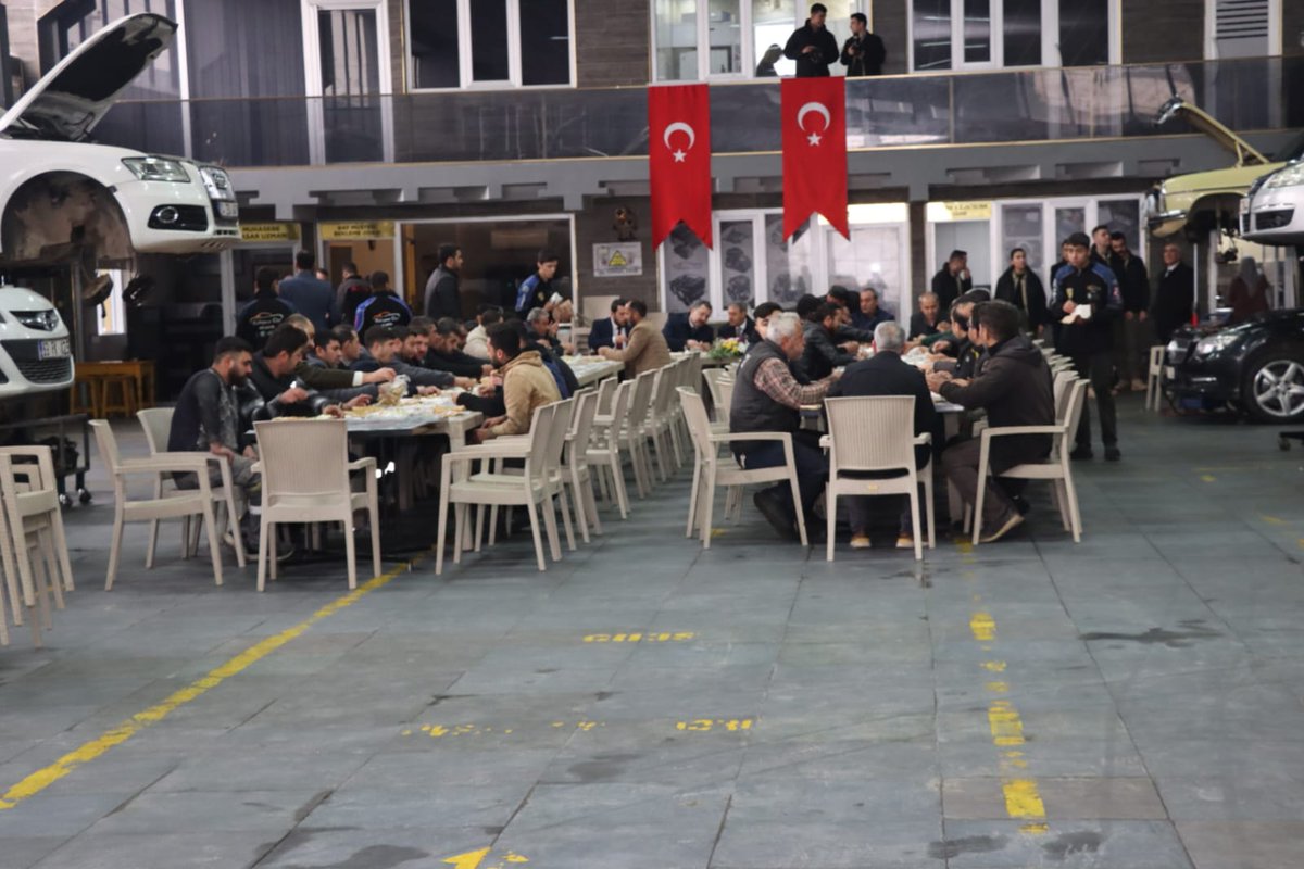 MetinBaydilli's tweet photo. Şanlıurfa Valimiz Sn. @hasansildak  ve  İlçe Başkanımız @sezaicanbek  ile birlikte Şanlıurfa Zirai Aletler ve Motorlu Vasıtalar Tamircileri Sanat Esnaf Odası Başkanı @HalilPolatBsk  ve esnafımızla bir araya geldik. 

Esnafımıza bereketli kazançlar diledik…

Misafirperverlikleri için teşekkür ederim...