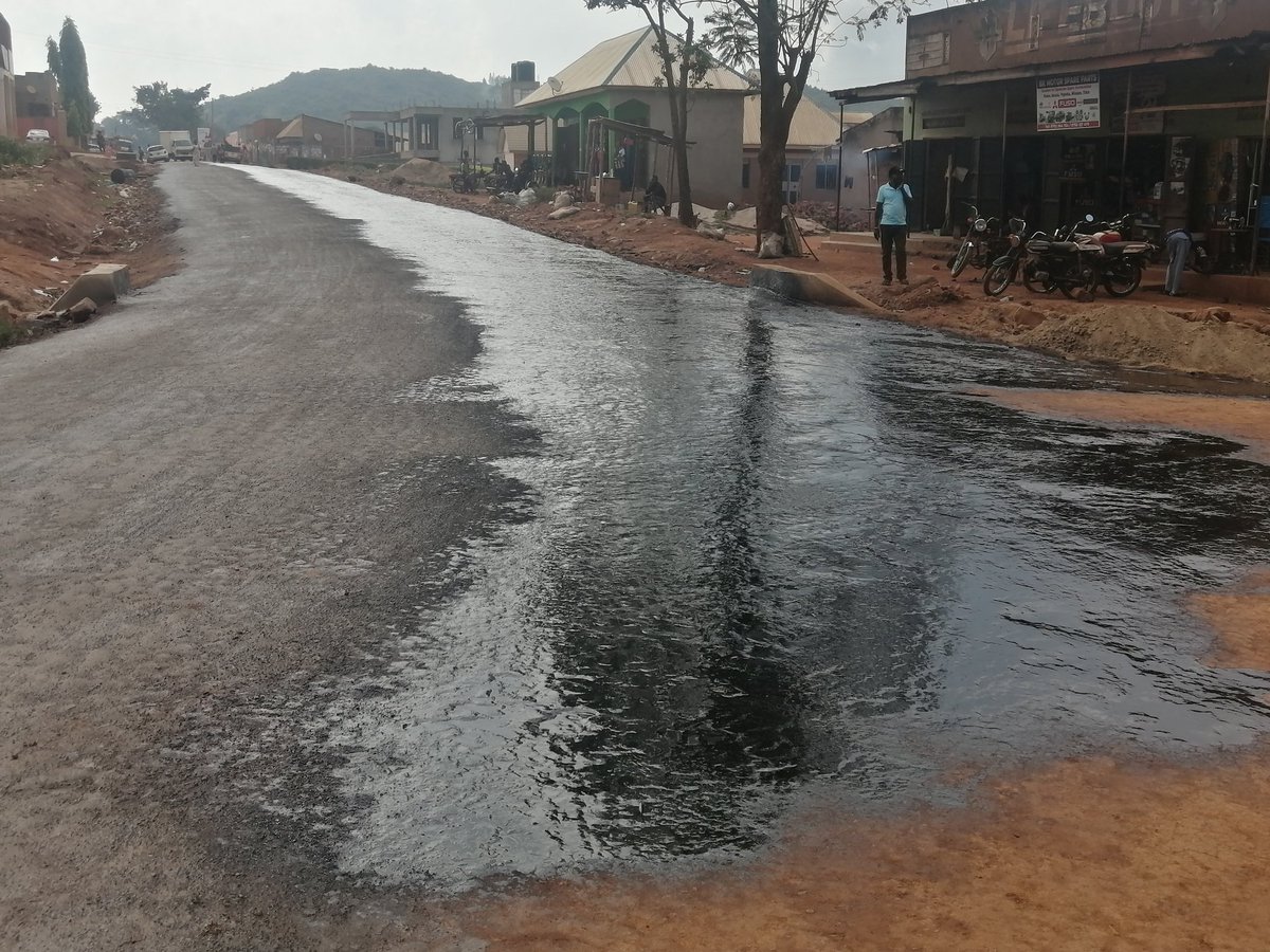 kagalihenry1's tweet photo. Tarmac are ongoing on second street, market street, Bad_Street & part of Bamusuuta.
#AccountabilityAndService โ https://t.co/XQeOxoa9aY