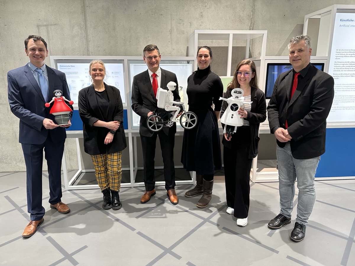 🌟 Exciting News! 🤖 Murata delegation donates lifelike replicas of Murata Boy, Girl, and Cheerleader to Deutsches Museum. 'Science' meets 'fiction' in this futuristic exhibition. 💡 Learn more about Murata's robots: corporate.murata.com/en-eu/more_mur…