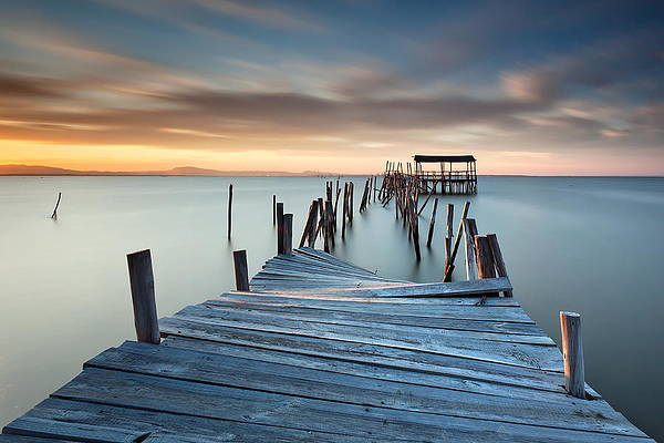 Son muy cortos los años.
Es tan breve la vida...
Pasa rápido el tiempo.
Habrá que resistirse
sin dar cancha a la furia
ni dejar que la entraña
se nos llene de inquina.
No hay que volar los puentes
anulando al hermano
que nos hirió por dentro.
Hay que pegar los trozos
de la