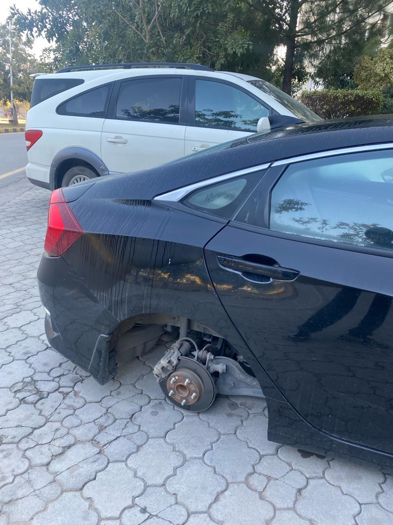 Islamabadies's tweet photo. Someone stole the tires of a Honda Civic last night at Park Avenue F-11 Apartments. Both the parking area and the apartments are under 24/7 security surveillance. Just imagine what is happening in F-11. #Islamabad https://t.co/6bNQxn0QvX