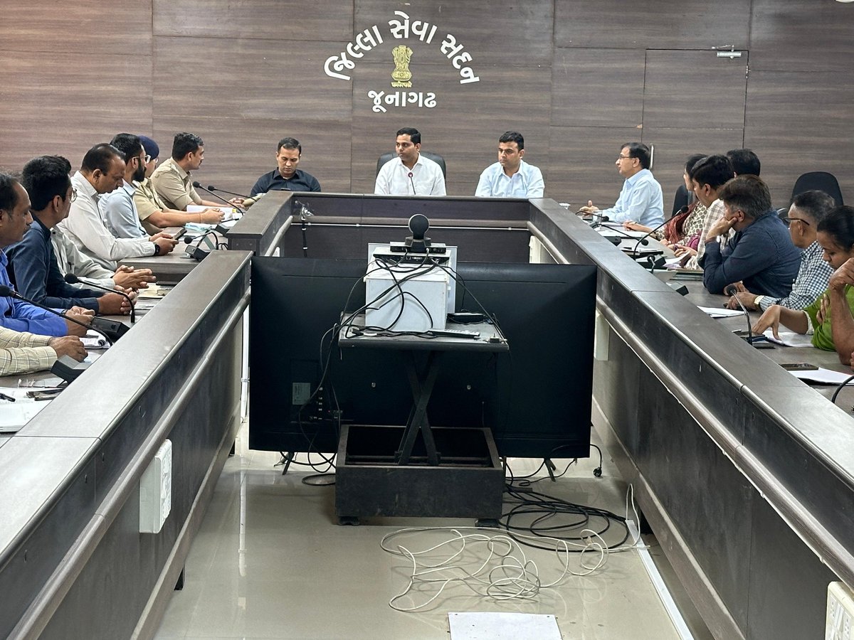 collectorjunag's tweet photo. આગામી તારીખ - 05/03/2024 થી યોજાનાર મહાશિવરાત્રી મેળા અંતર્ગત આજરોજ સંલગ્ન અધિકારીશ્રીઓ સાથે બેઠક યોજવામાં આવી.મહાશિવરાત્રી મેળા અન્વયે જુદી જુદી 13 જેટલી કમિટીઓની રચના કરવામાં આવેલ છે.કમિટીઓએ કરેલ કામગીરી તથા કરવાની થતી કામગીરી અંગે જરૂરી રીવ્યુ કરવામાં આવ્યો.(1/2)
@PMOIndia https://t.co/5IS2YNBFH7