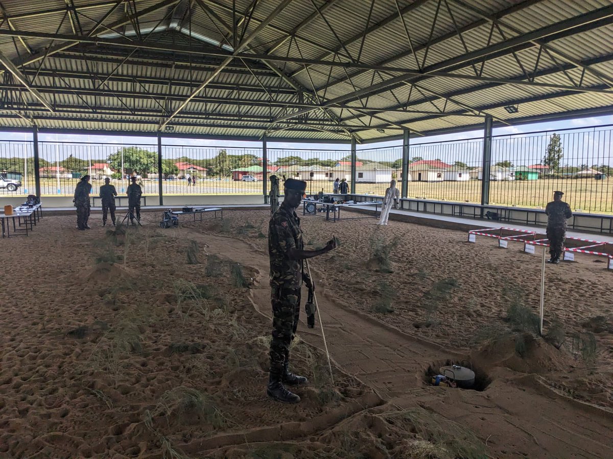 BPST_A's tweet image. 🇬🇧 BPST(A) at the HPSS School, #Kenya 🇰🇪, with the Africa Peace Support Operations (APSO) Programme Manager, Mr. Darren Simpson. 

We contribute to the #UKCSSF APSO programme by delivering and facilitating training for peacekeepers and senior leaders deploying to UN/AU missions.
