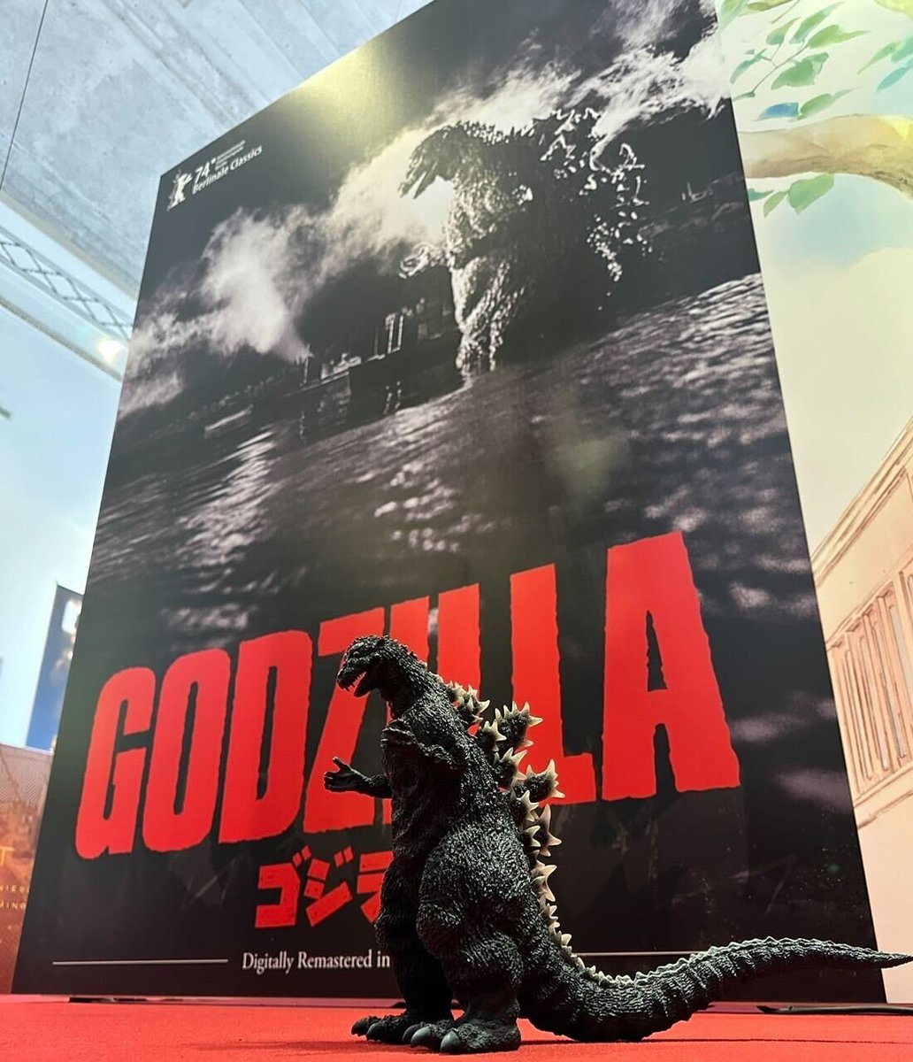 godzilla_jp's tweet photo. 第74回ベルリン国際映画祭 新4K版『ゴジラ』（1954）上映レポート

2024年2月16日（金） ベルリン・ハンザ地区芸術アカデミーにて、第74回ベルリン国際映画祭クラシック部門に出品された『ゴジラ』（1954）の上映が行われました。当日は、予定されていた全3回の上映すべてでチケットが売り切れる大盛況となりました。

上映が終了すると、

・何度も観ているが、音がすごく聞き取りやすくなっていた！（40代ドイツ人男性）
・初めて初代ゴジラをスクリーンで観たけど、修復がすごく綺麗だった！（40代フランス人男性）
・東宝世田谷スタジオのそばで幼少期を過ごし、自分が昔通っていた学校が出てきて、すごく懐かしかった。（60代ドイツ在住日本人女性）

など、ゴジラと人が積み上げた70年の歴史を感じさせる言葉が聴かれました。

ベルリンに迎えられた「ゴジラ」。今後の展開にご注目ください。
（※日本国内での上映は未定です）

#ゴジラ
#Godzilla