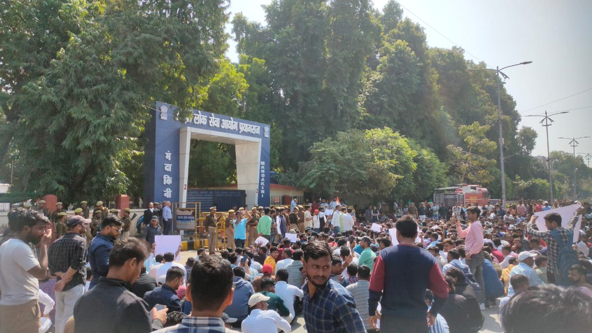 #RO_ARO_PAPER_LEAK होने के खिलाफ प्रयागराज में लोक सेवा आयोग के सामने छात्रों का विशाल प्रदर्शन, परीक्षा रद्द कर पुनः परीक्षा कराने की मांग। #ReExam_RO_ARO