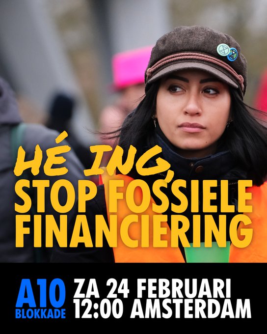 Een demonstrant met een petje met twee XR-buttons. Ze heeft zwart haar en draagt een oranje hesje over haar donkerkleurige jas.  Tekst: Hé ING, stop fossiele financiering. A10 blokkade, zaterdag 24 februari 12:00 Amsterdam.