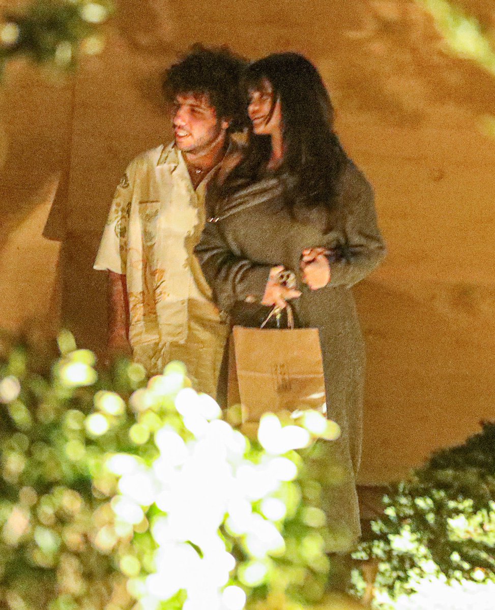 GomezSource2's tweet image. Selena Gomez and Benny Blanco at Nobu