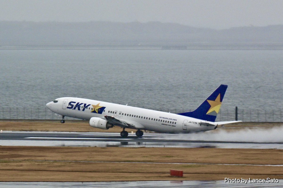 Lance_K_Sato425's tweet photo. 雨の中離陸するえぬくん。
⁡
 #skymark  #skymarkairlines  #スカイマーク #スカイマークエアラインズ  #JA737N #えぬくん #flyskymark  #skymark_jpn  #RJTT #HND #東京国際空港 #羽田空港 #skypassport_photo  #Nikon #Zfc #NikonZfc https://t.co/YLkpPhg1C0