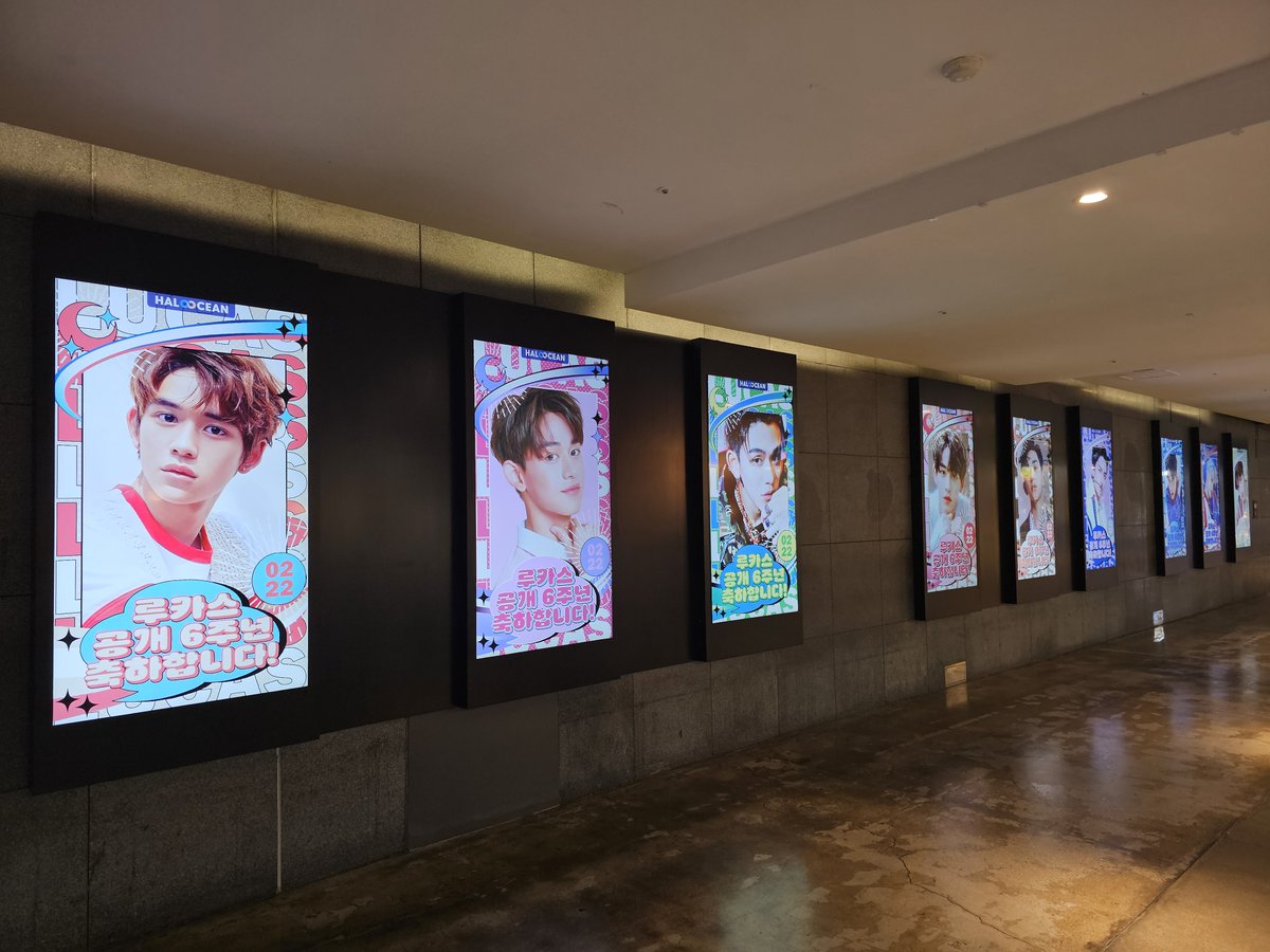 LUMISUNION's tweet photo. 2024.02.22    

🥳Happy 6th Debut Anniversary Lucas 
🎉루카스 님의 데뷔 6주년을 축하합니다!

🌏Seoul, Korea - Sinchon U-plex 21 DID Screens   

#LUCAS #루카스 
#HappyLucasDebutDay #WeLoveYouLucas https://t.co/rT8wYWmiH4
