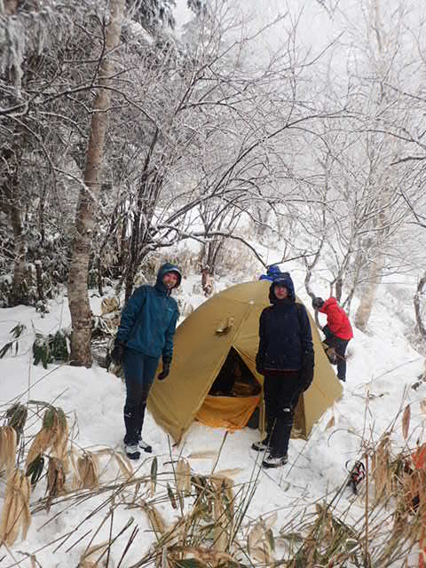 ZMzfIxQoXfpepbt's tweet photo. 南アルプス上河内岳の予定を北アルプス常念岳東尾根に変更。降りやまない雪の尾根を1750mでテントに泊まってます��� https://t.co/cGDtW4Nuoe
