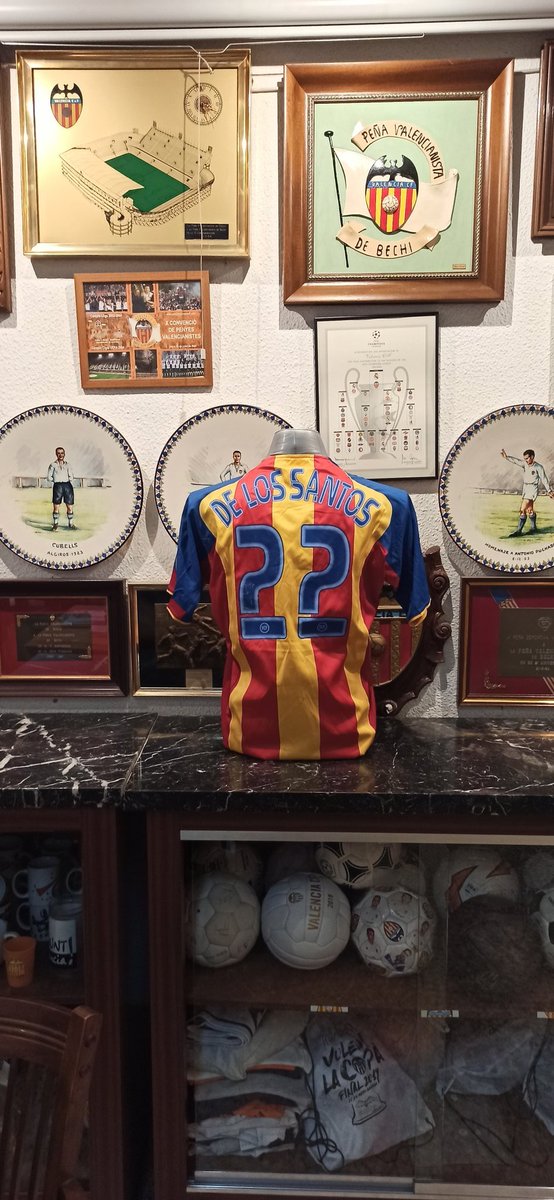 Seguim ampliant el  museu  recollint les samarretes del València al llarg de la història. Hui hem rebut una molt especial, la senyera utilitzada per Gonzalo De Los Santos la temporada 04-05.  Gracias Gonzalo, tu generosidad engrandece al ex-jugador. <a href="/delossantosgon1/">Gonzalo de los santos</a>