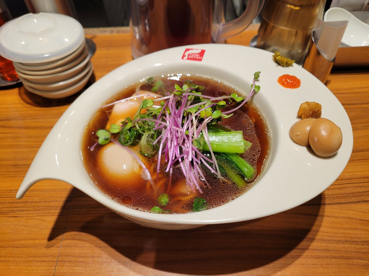 ketsu_yoshi's tweet photo. 2/21仕事帰りに #TORISETSU で鶏醤油味玉ラーメン。以前は鶏白湯しか食べた事なかったので初。鶏の深く穏やかなコクに醤油の香ばしさが効く。縁に乗った味変アイテムがどれも素晴らしい。ぼんじりと鶉卵の燻製は特にいい。青みはどれもピリッと酸味のある物でスープに良く合うし、卓上の花椒も合う。 https://t.co/D6AFvhlhCq