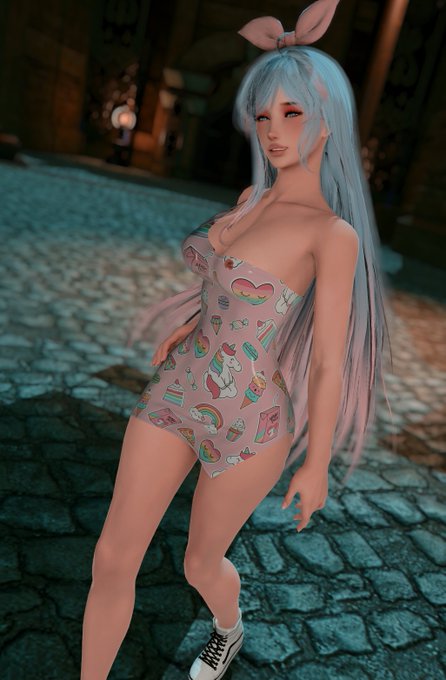 'Cute bubble-gum haired, blue eyed middie you know from twitter spotted walking to the Quicksands... Do