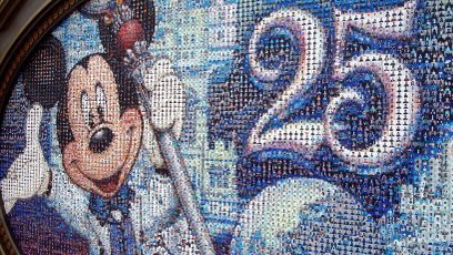 アナ雪のモザイクアートが話題ですが、ディズニーランド25周年記念で作