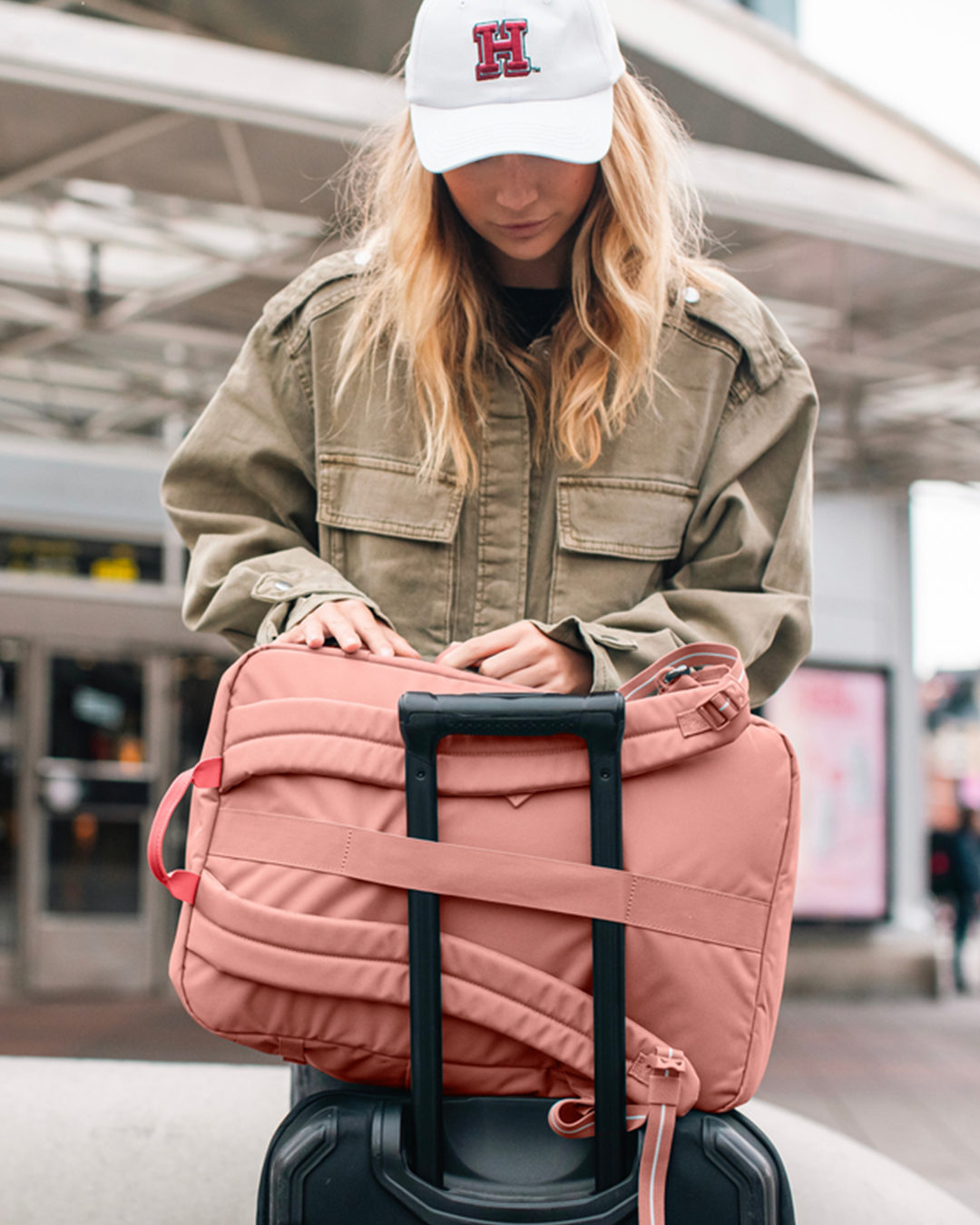Backpack attach to luggage 2025