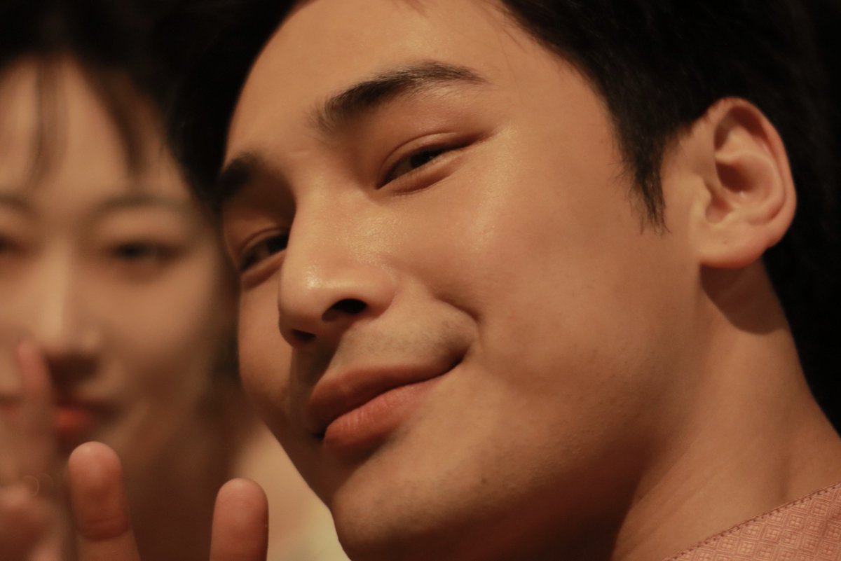 Re一个合照
在请求用相机合照的时候apo打算用相机自拍（盲拍）的方式，但我的相机屏幕可以抠出来呀！不用盲拍的，图2在努力抠屏幕，但是我镜头50定焦（就是很近），apo试图拧焦失败hhhh，就出现了最后的怼脸自拍效果><
Ps:两天后我去海里玩，相机不小心进水了，要去维修了🥲
#Nnattawin <a href="/Nnattawin1/">Nnattawin</a>